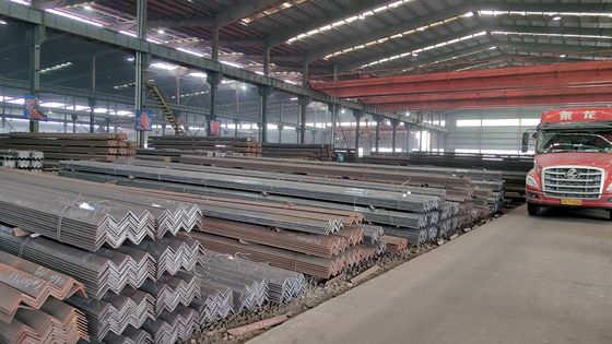 Равносторонний угловой ствол 40x5 мм 6м 12м ASTM A36 Q235 GB 20x4 мм горячекатаная сталь для изгиба