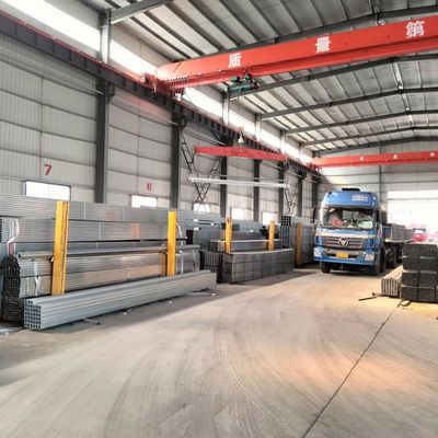 Сварка Q235 Q195 St37 Структурные оцинкованные стальные трубы трубы 6м длина несколько размеров для службы обработки буровых труб